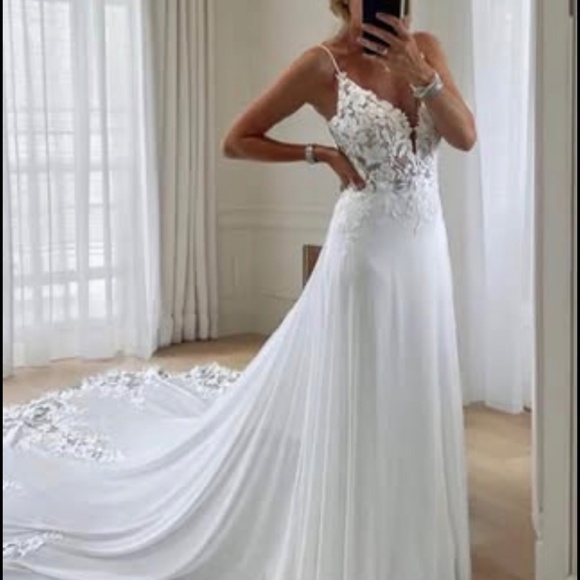 Never Worn Wedding Dress - Picture 3 of 3